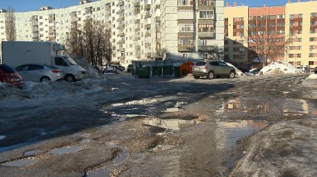 Разбитая дорога на улице Карпинского угрожает безопасности людей