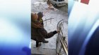 На Московской упавшая глыба льда чуть не задела мать с ребенком