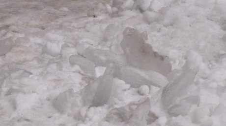На Московской упавшая глыба льда чуть не задела мать с ребенком
