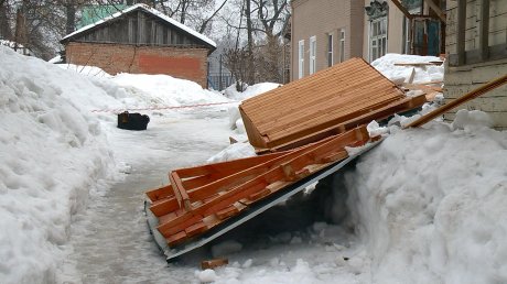У дома на ул. Лермонтова из-за снега разрушились навесы и часть крыши
