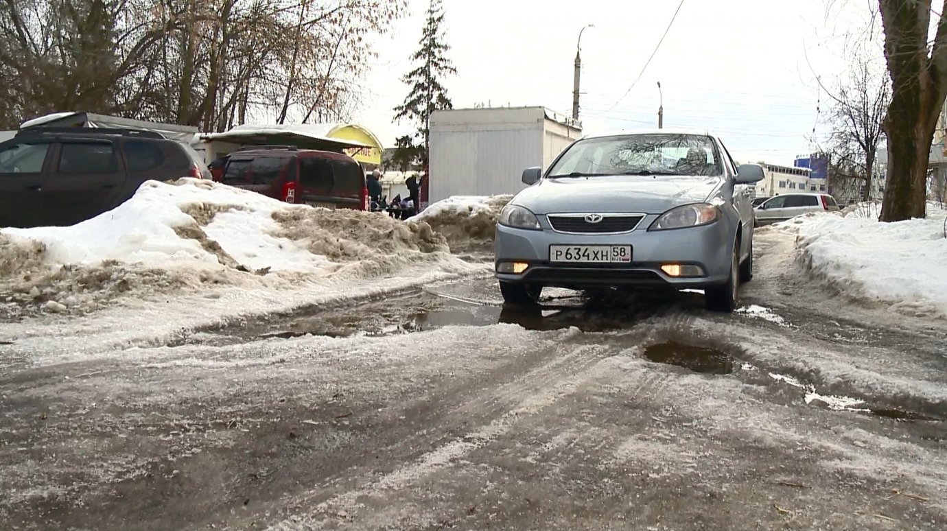 На Литейной автомобили рискуют сесть на днище из-за колеи