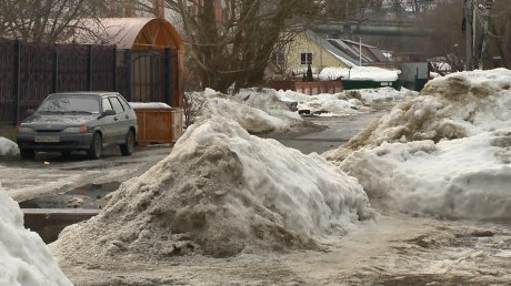 На улице Гончарова на дороге разлилась огромная лужа