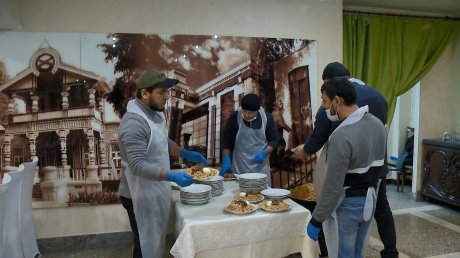 В Пензе представители таджикской общины угостили беженцев пловом