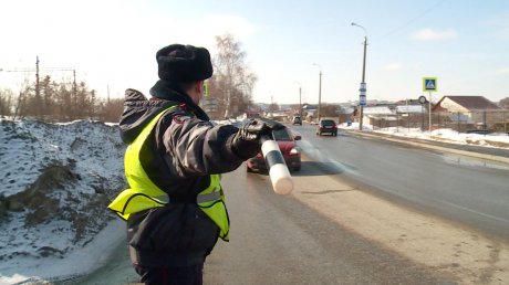 Пензенских женщин поздравили на железнодорожном переезде