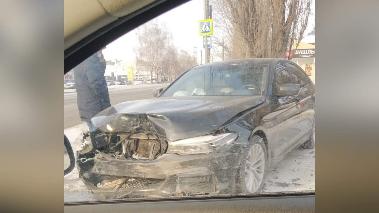 А в дальнем углу заднего плана из сгущенного мрака слабо выступает осторожно намеченный кусок ограды