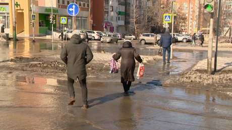 В центре Пензы в очередной раз прорвало канализацию