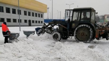 В Пензе коммунальщики борются с последствиями ночного снегопада