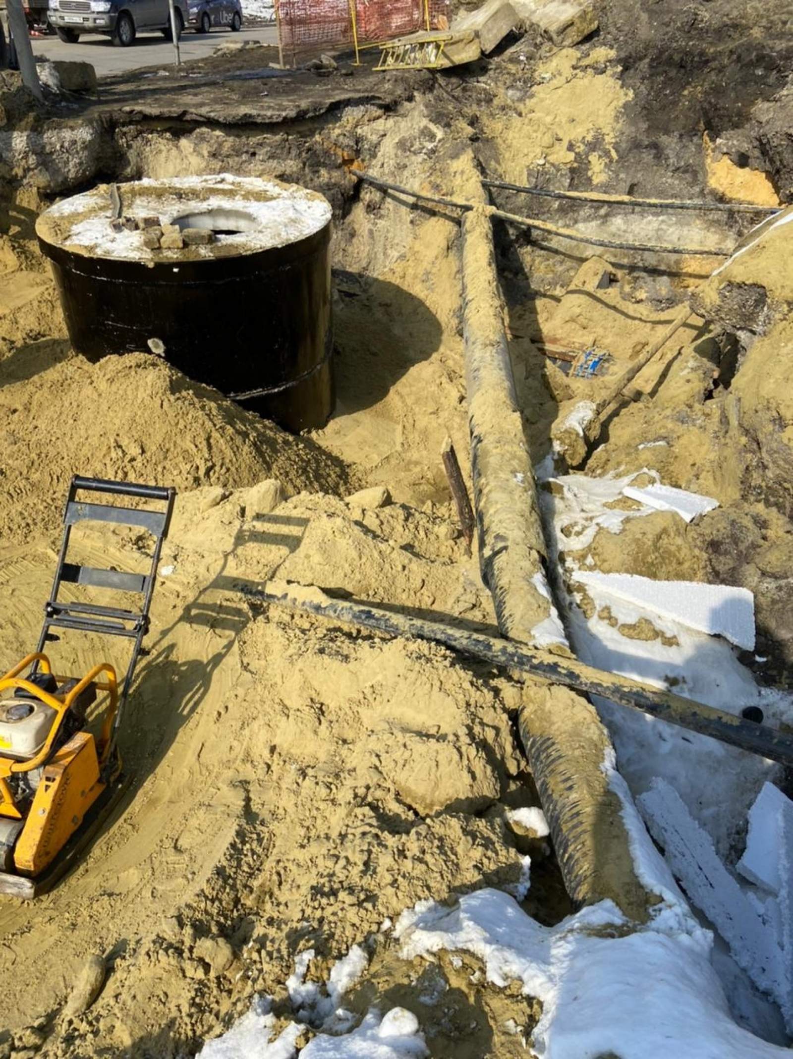 Горводоканал продолжает строить коллектор на проспекте Строителей