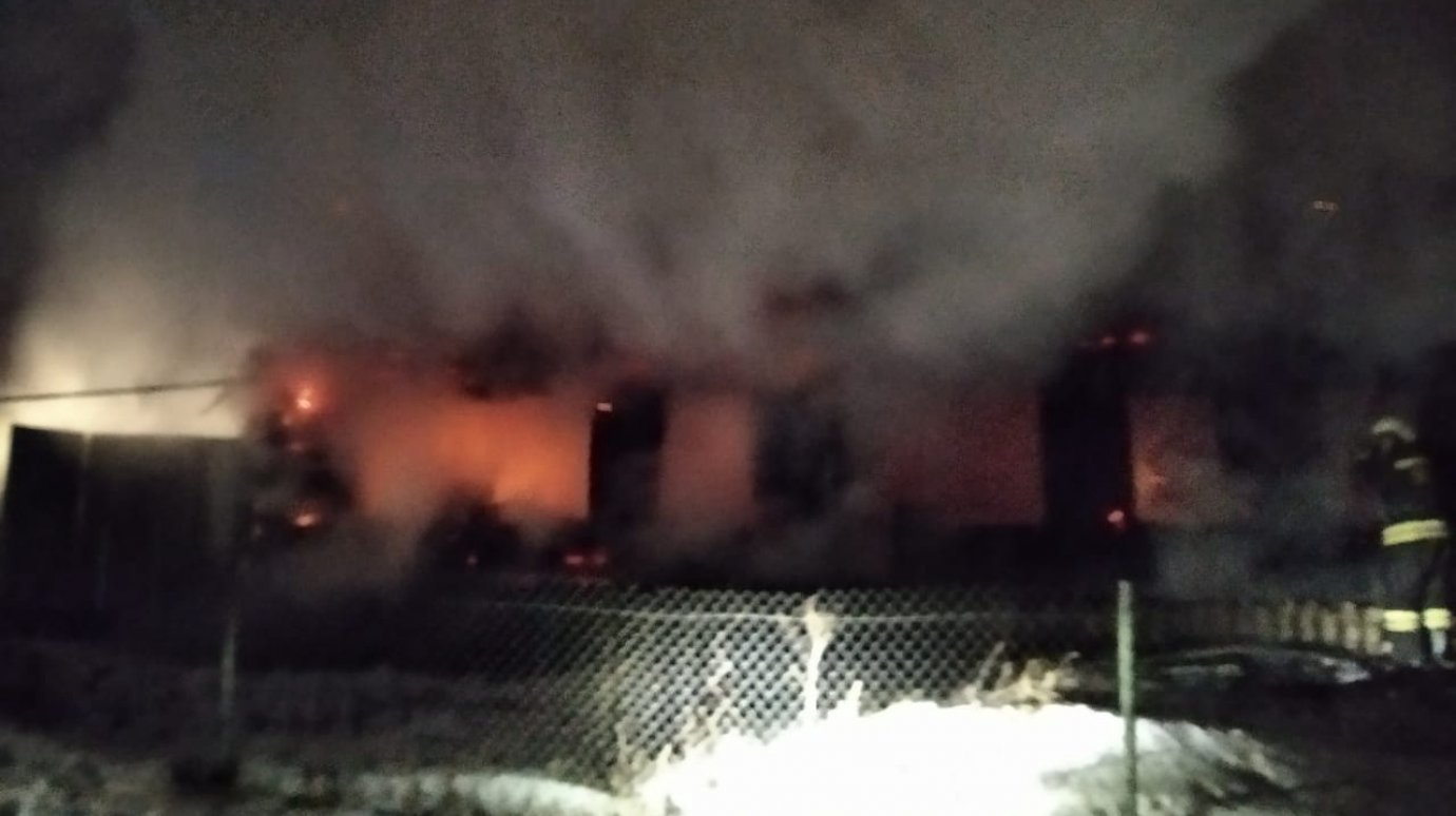 В Никольском районе огонь уничтожил два дома и унес жизнь человека