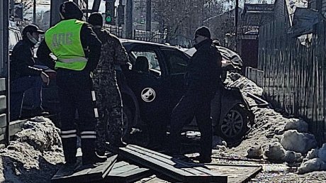 В Пензе иномарка въехала в экран и сбила пешехода