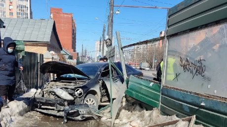 В Пензе иномарка въехала в экран и сбила пешехода