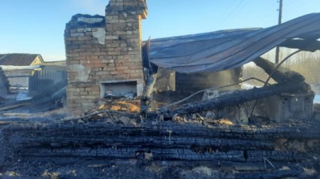 Пожар в Усть-Инзе начался на кухне в доме, где погиб человек