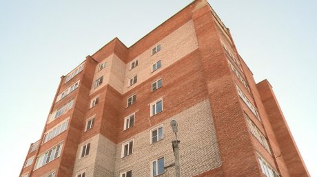 Жители дома на Калинина, 119а, пытаются спасти новый лифт от замены