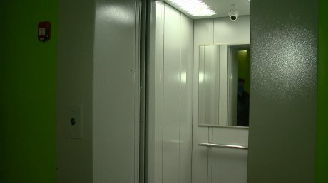 Жители дома на Калинина, 119а, пытаются спасти новый лифт от замены