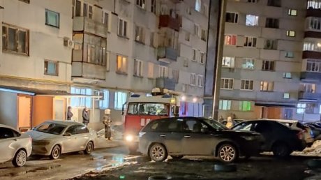 На улице Кижеватова выкинули в окно загоревшийся диван