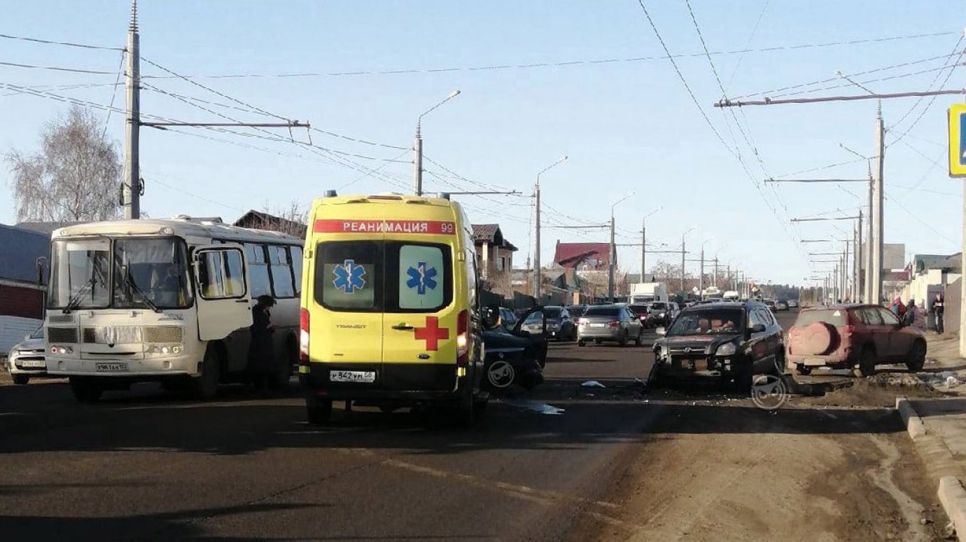 Пензенские водители застряли в пробке из-за ДТП на ул. Карпинского