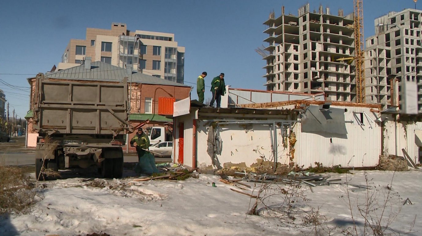 В центре Пензы начали сносить здание бывшей шашлычной