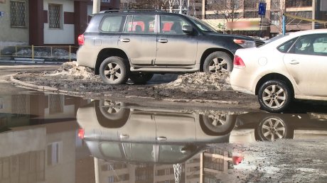 Во дворе на улице Мира появилась водная преграда