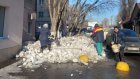 В Пензе ворошили снег, скалывали лед и убирали мусор