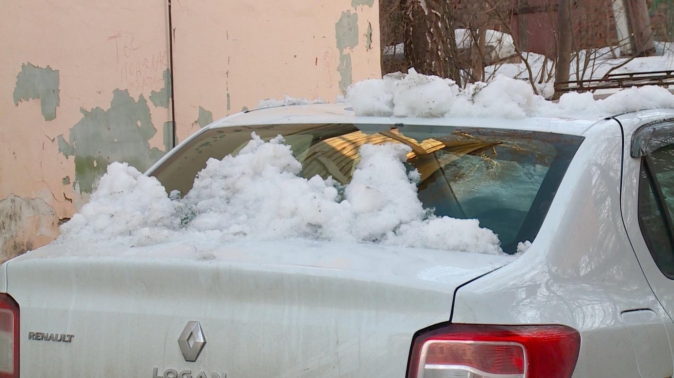 Упавший с крыши дома на улице Кураева снег разбил иномарку