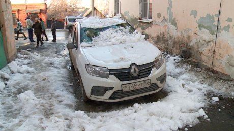 Упавший с крыши дома на улице Кураева снег разбил иномарку