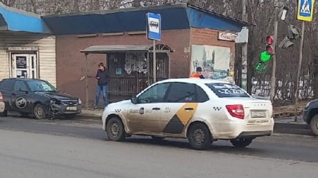 Приора врезалась в заправку