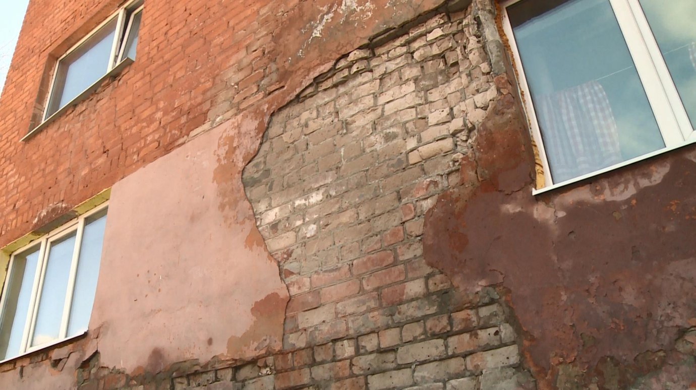 На проспекте Победы рухнула кирпичная кладка дома