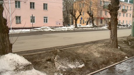 На улице Циолковского на дороге гремит крышка колодца