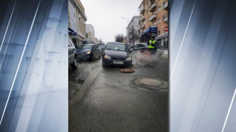 На улице Циолковского на дороге гремит крышка колодца