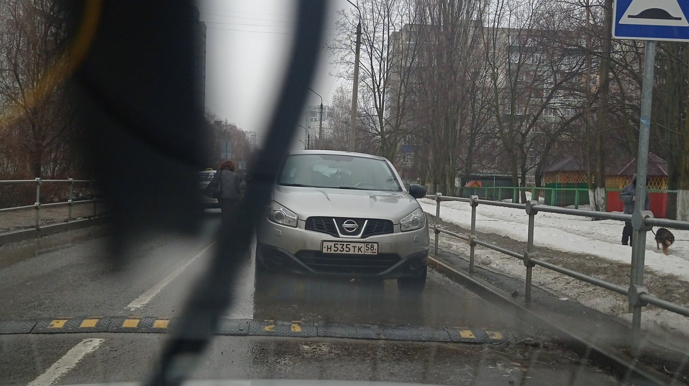 Пензенцы поспорили о парковке на проезжей части на ул. Бородина