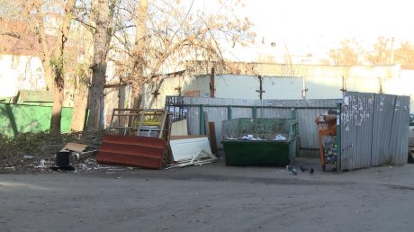 На контейнерной площадке на Карпинского сломались новые ворота