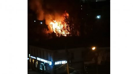 На улице Калинина в Пензе загорелся дом