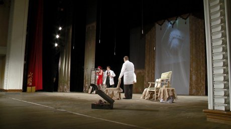 В драмтеатре москвичи сыграли спектакль «Собачье сердце»