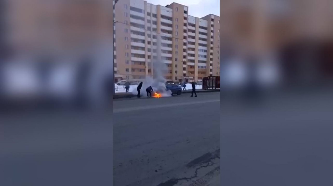 В Пензе очевидец снял горящий автомобиль на проезжей части