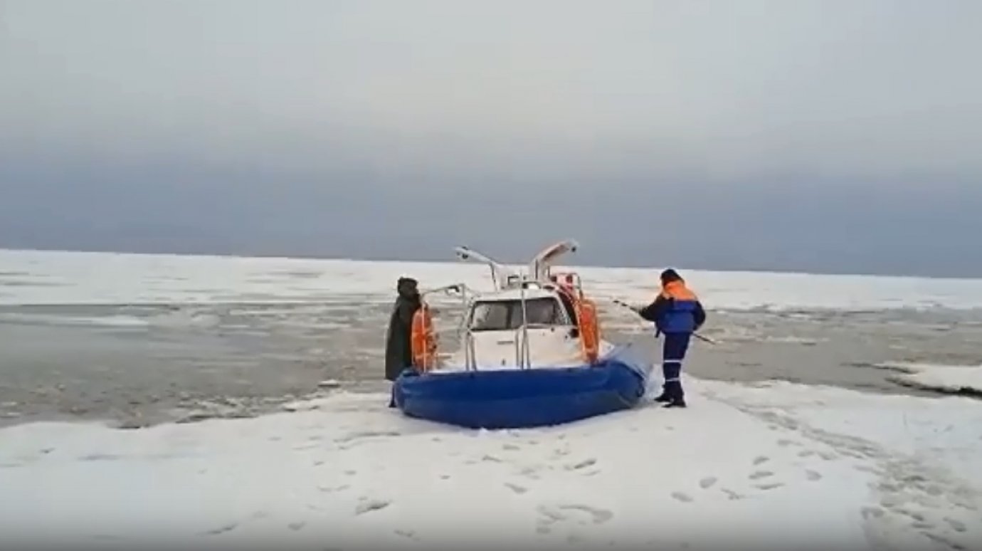 На Сурском водохранилище льдина унесла полсотни рыбаков