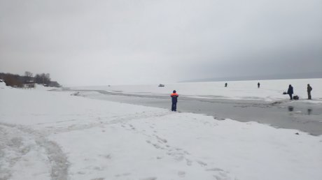 На Сурском водохранилище льдина унесла полсотни рыбаков