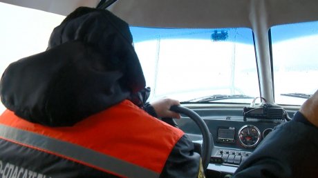 Появились новые кадры спасения уплывших на льдине рыбаков