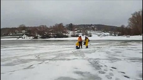 Появились новые кадры спасения уплывших на льдине рыбаков