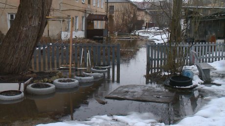 Жители домов в проезде Богданова страдают от талых вод
