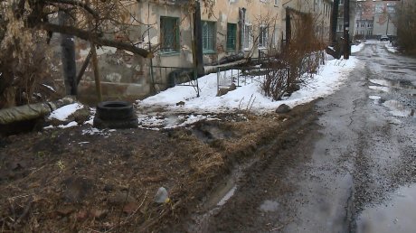 Жители домов в проезде Богданова страдают от талых вод