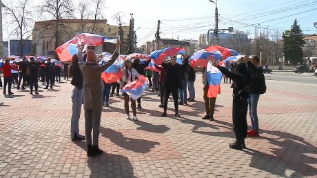 В Пензе молодежь выстроилась в надпись «Космос наш»