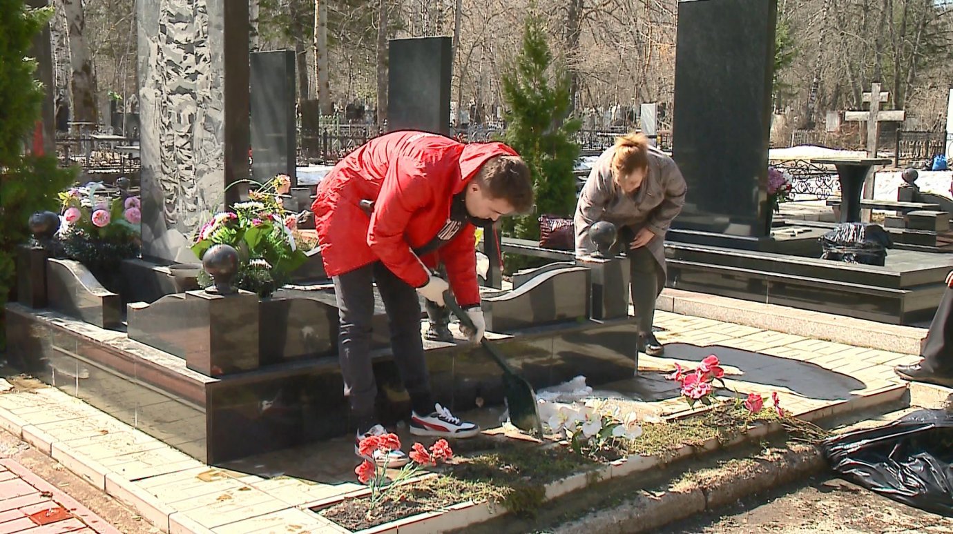 Активисты привели в порядок могилы ветеранов на Новозападном кладбище
