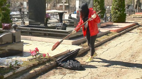 Активисты привели в порядок могилы ветеранов на Новозападном кладбище