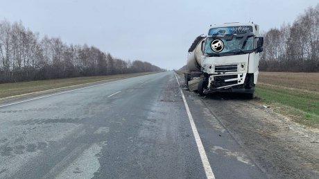 На трассе в Пензенской области столкнулись два грузовых автомобиля