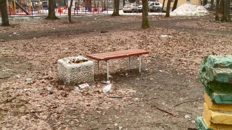 Детская площадка на Мира не теряет популярности среди любителей выпить