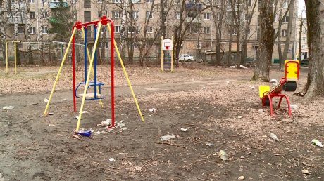 Детская площадка на Мира не теряет популярности среди любителей выпить