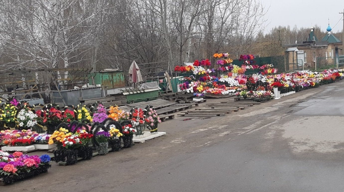 На кладбище Пензы незаконно торговали искусственными цветами