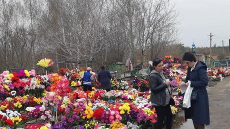 На кладбище Пензы незаконно торговали искусственными цветами