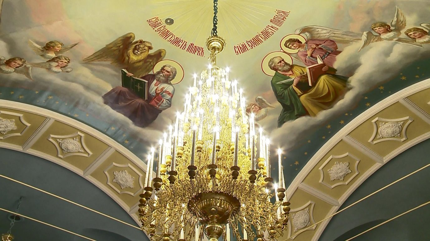 В Покровском архиерейском соборе расписали потолок