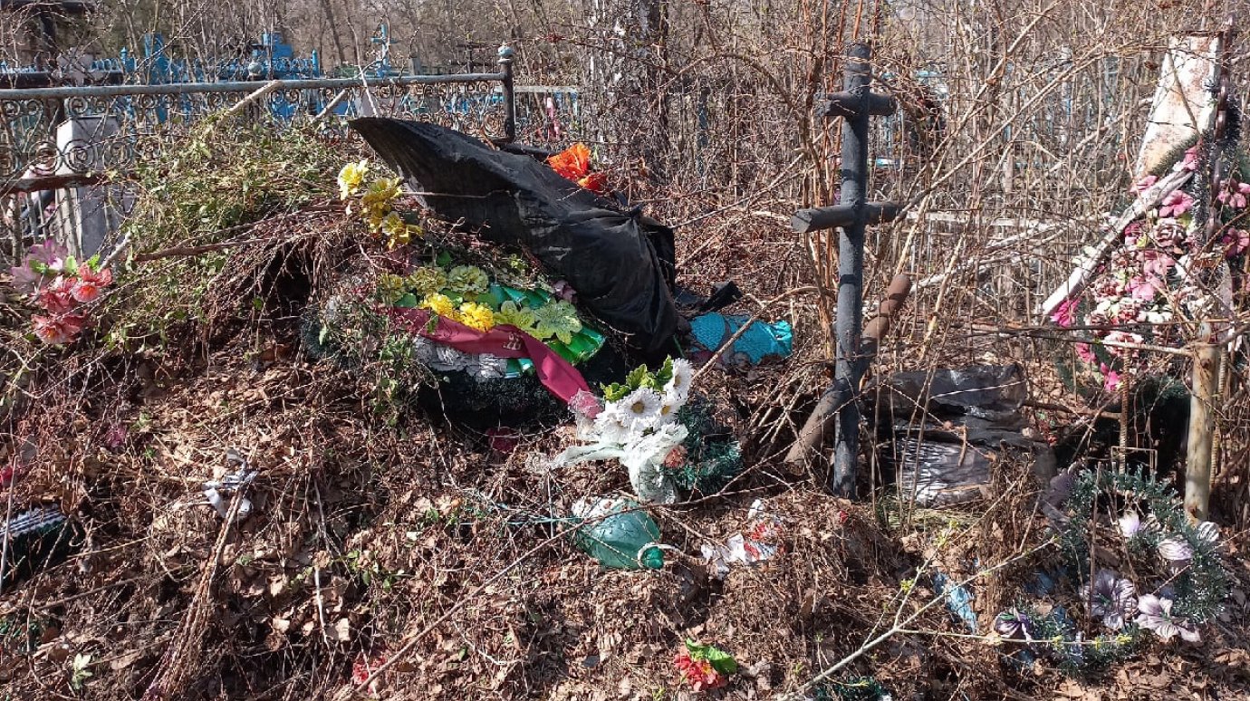 Могилу на кузнецком кладбище завалили палой листвой и мусором